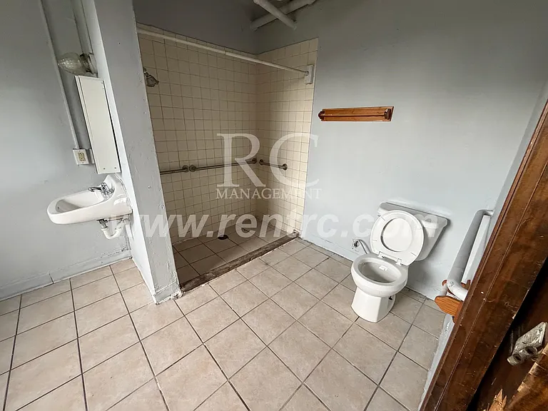 210-148 E Walnut St — Photo 6