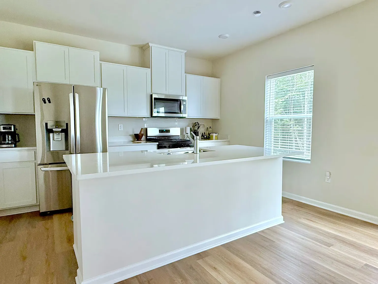 4 bed, 2.5 bath, 1906 sqft, $2,500 — Photo 4