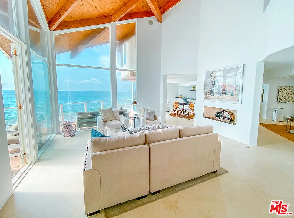 3 bed, 3.5 bath, 3417 sqft, $25,000 — Photo 2