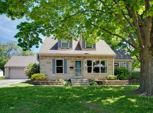 919 David St, Antioch, IL 60002