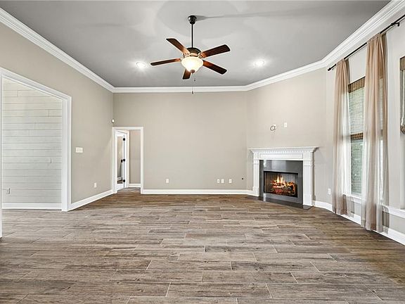 5th image of 513 Tumble Creek Dr