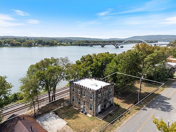 2nd image of 209 W River St
