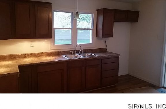 4th image of 104 N Cherry St