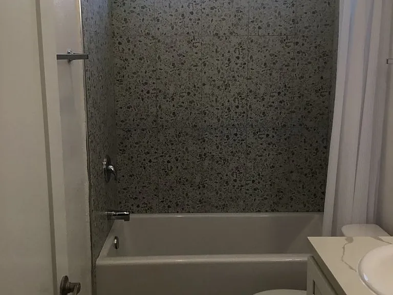 COMPLETELY REMODELED TOWNHOUSE FOR RENT — Photo 11