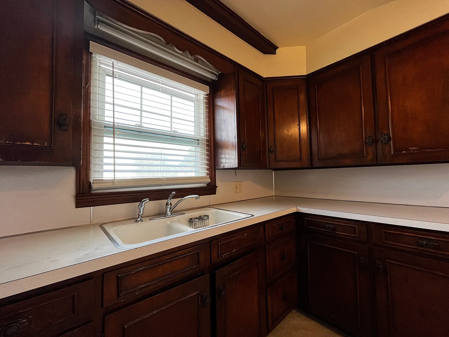 3 bed, 1100 sqft, $1,698 — Photo 3