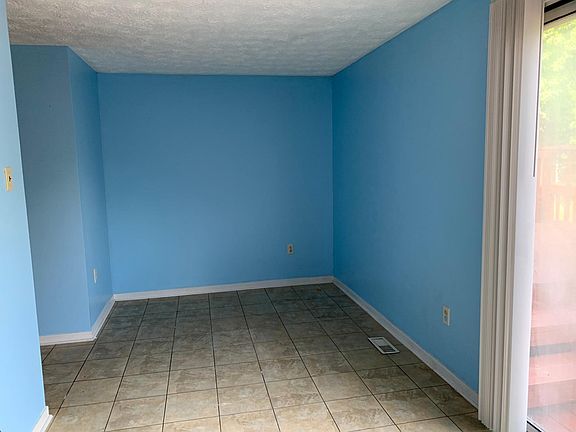 4th image of 271 Woodoak Ct