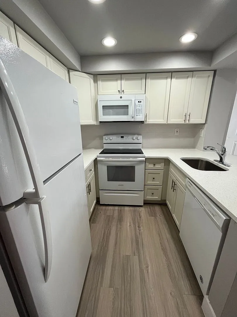 One Bedroom One Bathroom! With A Lake-View! — Photo 2