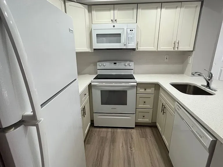 752 Executive Center Dr #28-11-28 — Photo 2