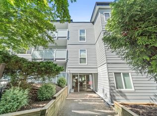 3883 Laurel St #204, Burnaby, BC V5G 4M8