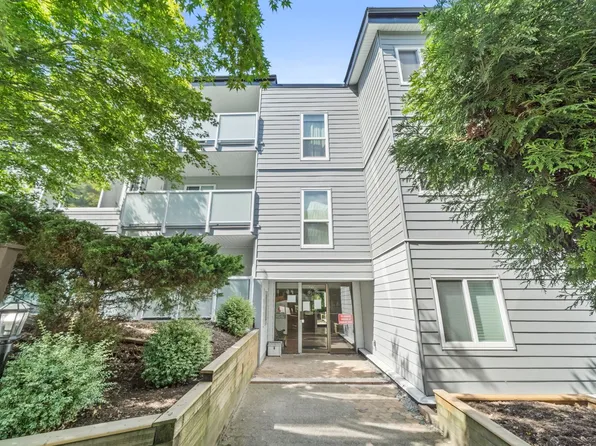 3883 Laurel St #204, Burnaby, BC V5G 4M8