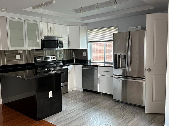 3rd image of 1000 Mount Vernon St Unit E2