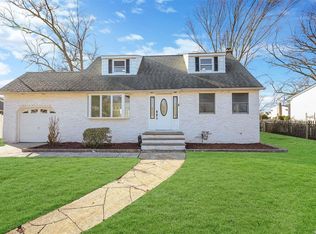 10 Linwood Pl, Massapequa Park, NY 11762