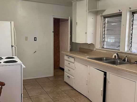 3rd image of 102 E Rosehill Ave