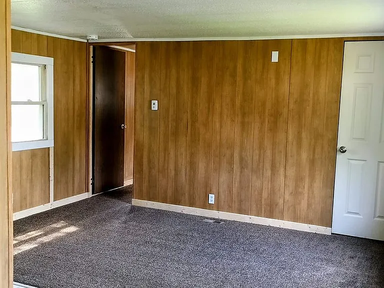 300 Chenevert Ave — Photo 4
