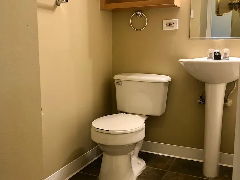 Hallway bathroom with shower/tub