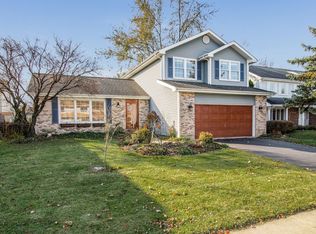 555 Cimarron Dr W, Aurora, IL 60504