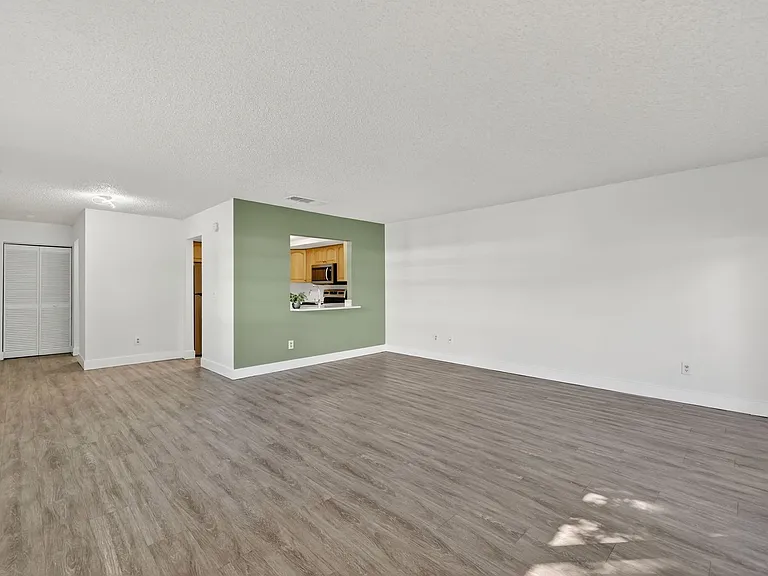 2517 S 17th St — Photo 2