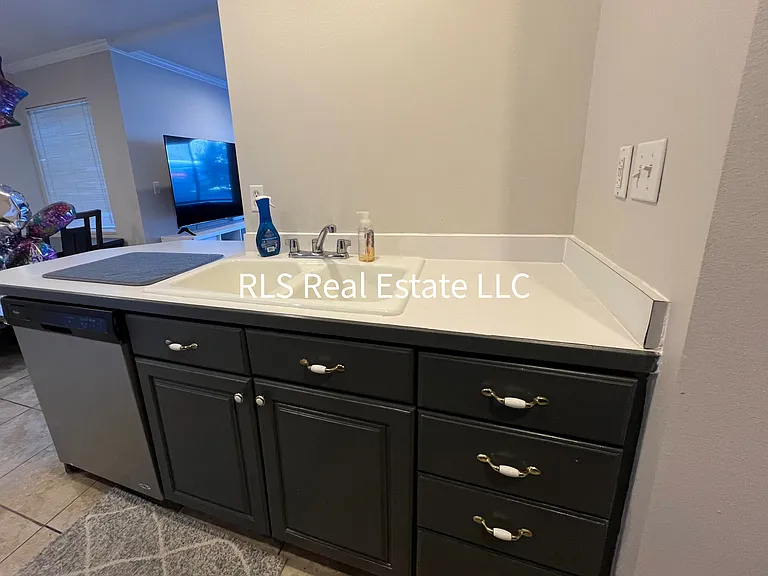 1541 N Riverside Ave #15 — Photo 4