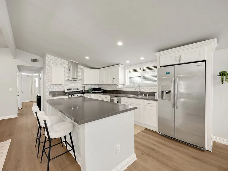 1048 N Hermosa Dr — Photo 10