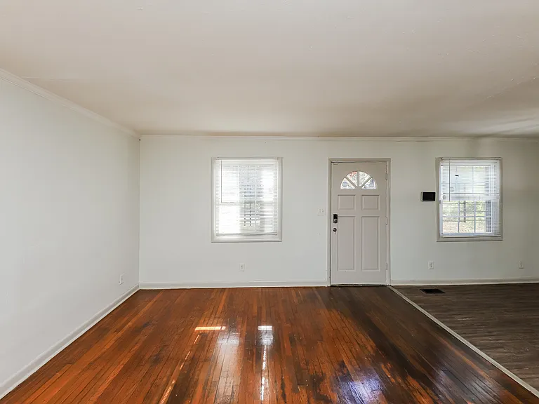 210 Oak Dr SE — Photo 3