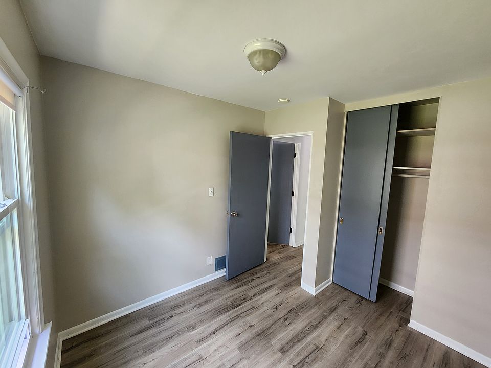 300 E Marshall St, photo 15