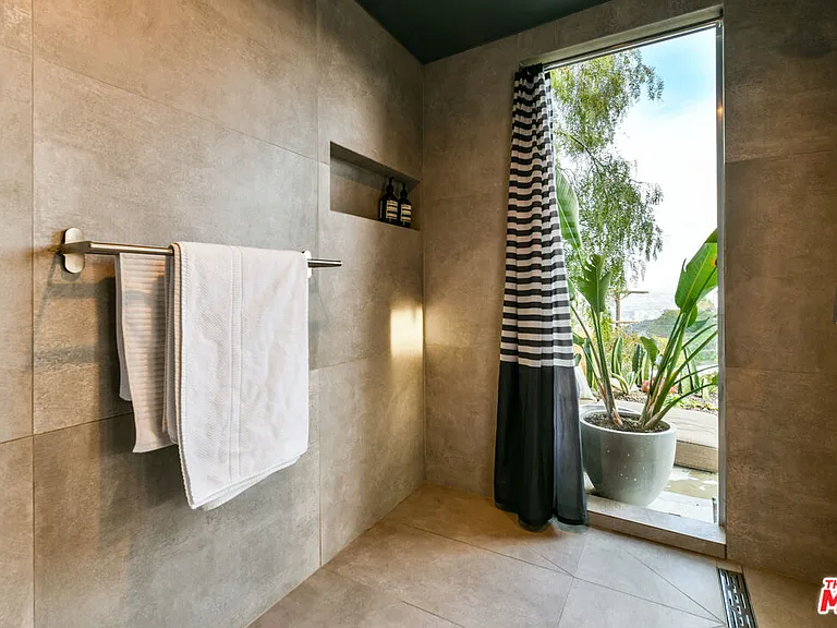 7107 Pacific View Dr — Photo 25