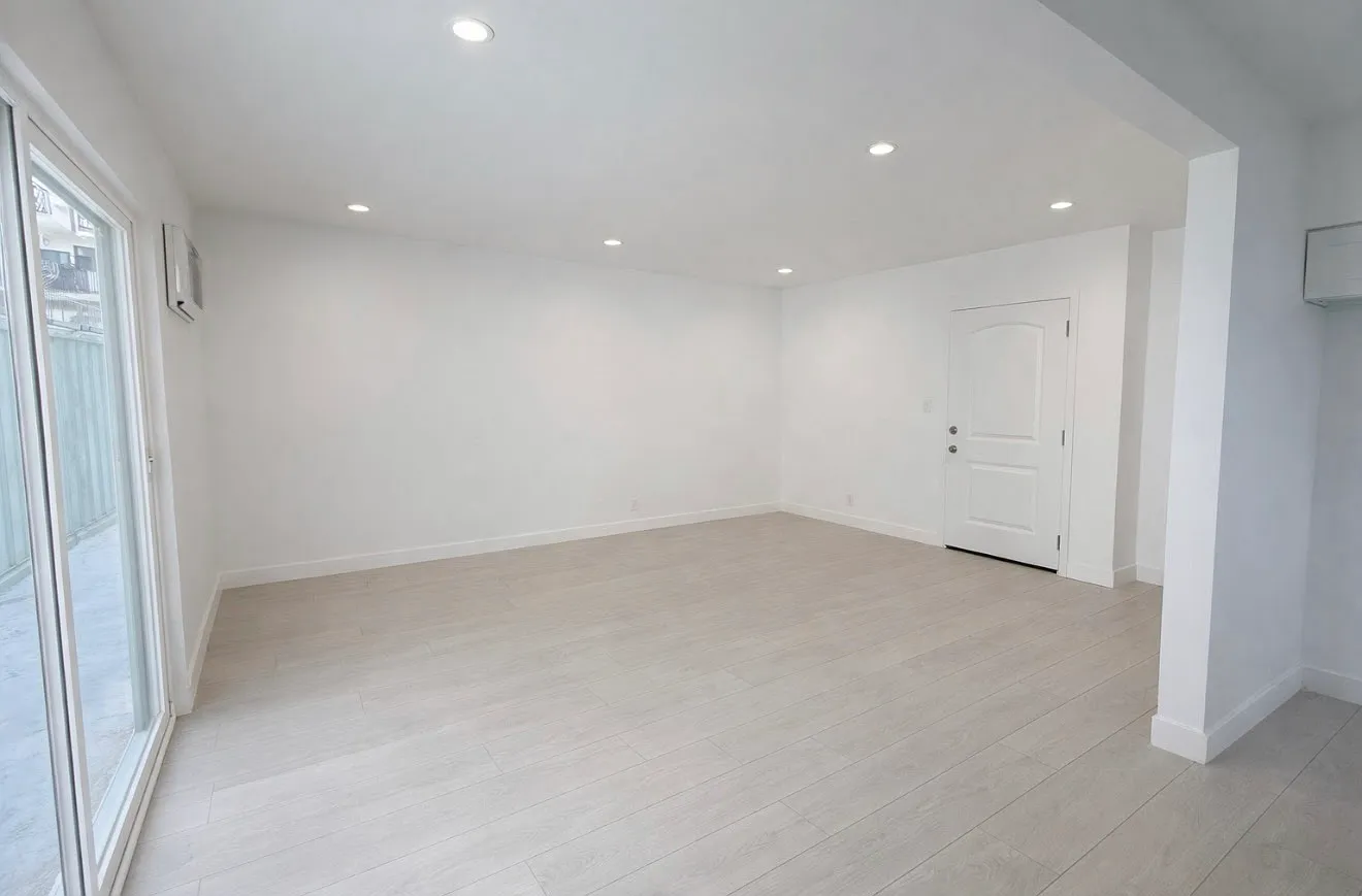 324 South Kenmore Avenue - 4 — Photo 3