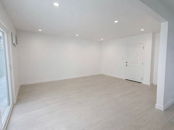 3rd image of 324 S Kenmore Ave APT 4