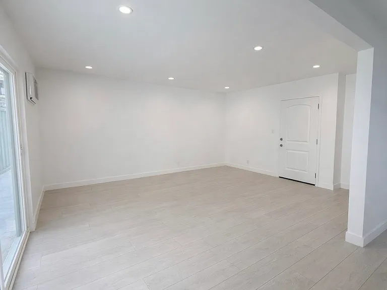 330 S Kenmore Ave #10 — Photo 6