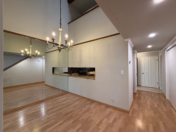 2nd image of 522 W Sunnyoaks Ave