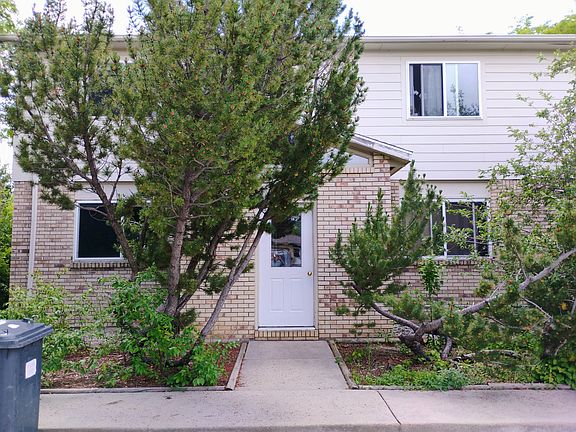 Beautiful 2 story end unit.
Private, private, private
