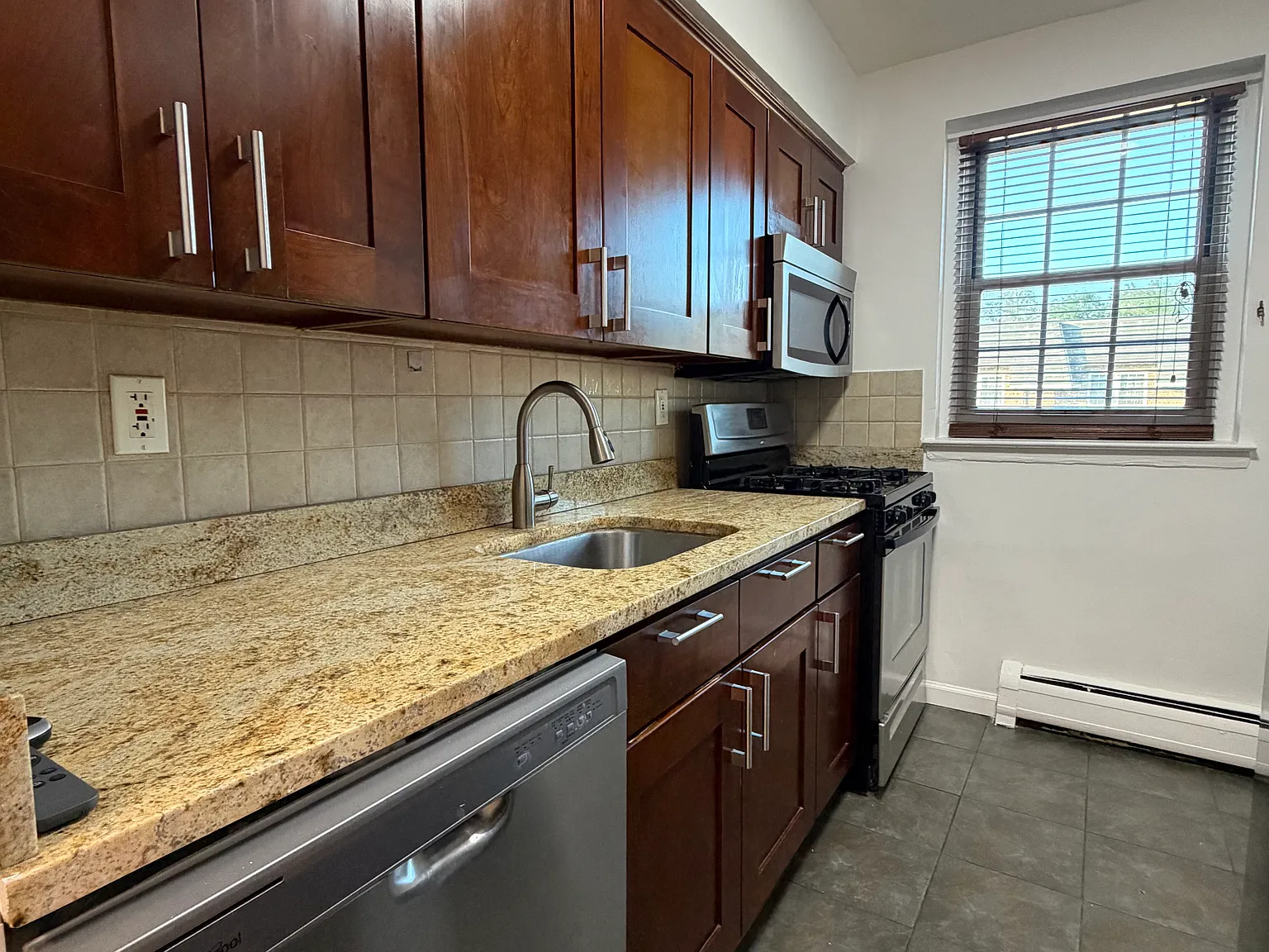 1 bed, 900 sqft, $2,200 — Photo 1