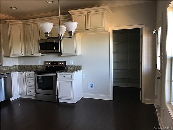 5th image of 905 Blackstone Dr