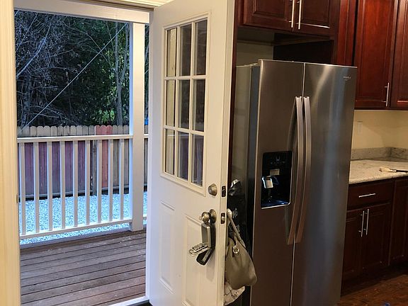 4th image of 1422 Beach St