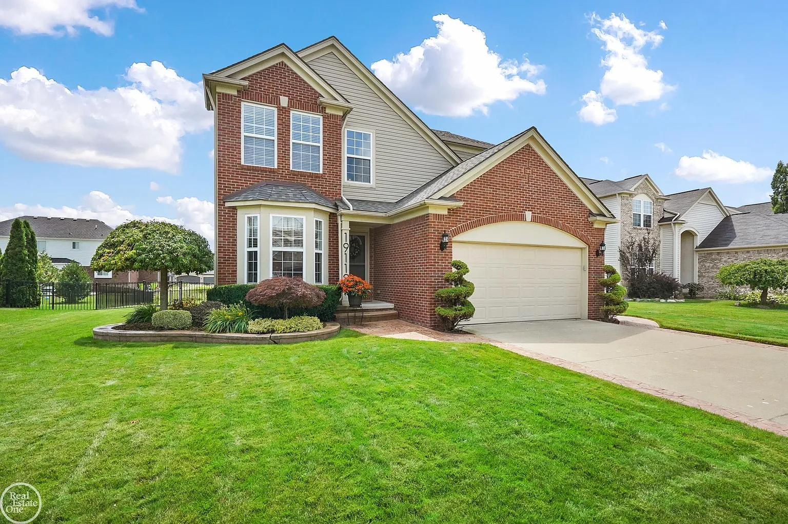 19112 England Dr photo 1