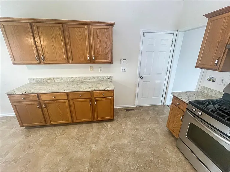 140 Calborne Ct — Photo 15