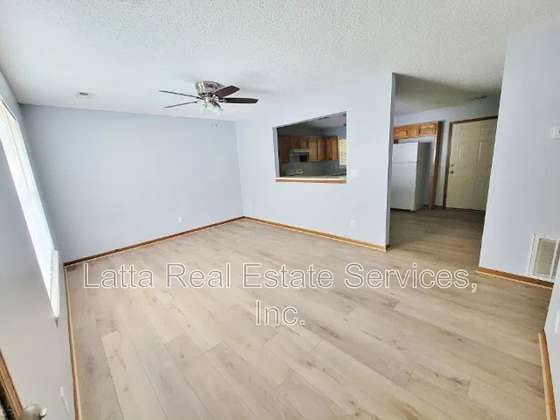 2 bed, 1.0 bath, 850 sqft, $875 — Photo 2