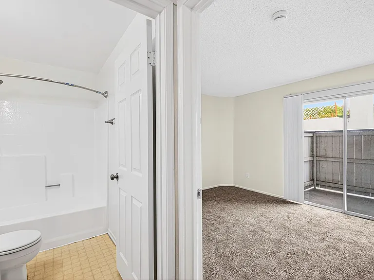 1075 Loma Ave — Photo 17