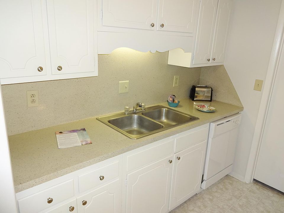 Kitchen, lots of counter space!