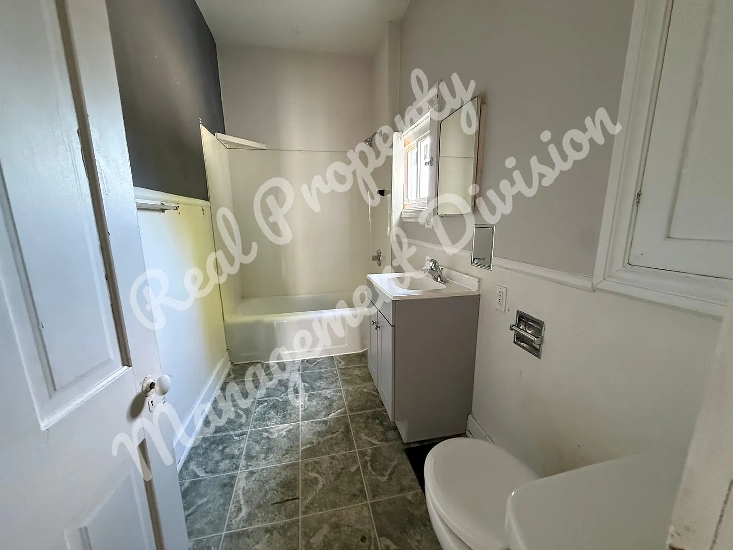 Natural light fills this 2-bedroom, 1-bathroom rental close to downtown Springfield — Photo 4