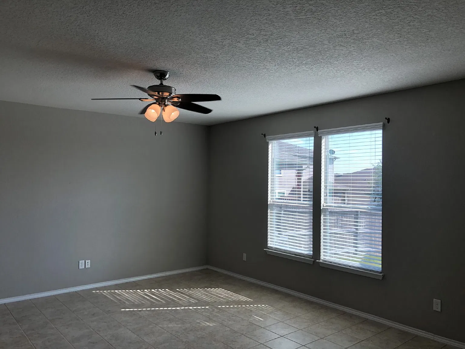 3 bed, 2.5 bath, 2307 sqft, $1,998 — Photo 3