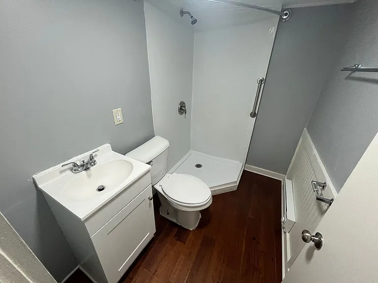 403 E Henry St — Photo 9