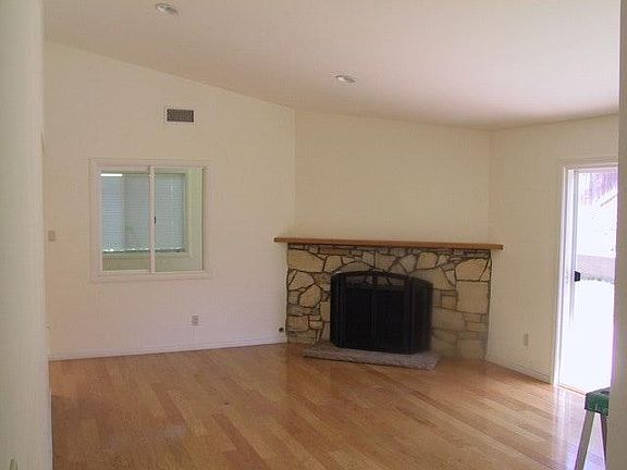 Living room, fireplace, vaulted ceiling