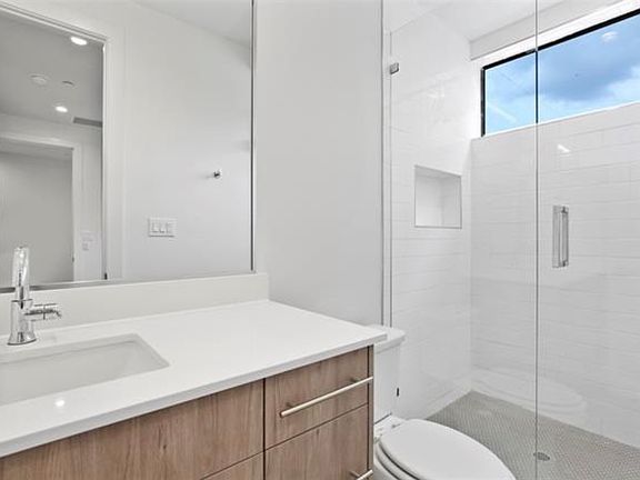 5th image of 4730 Manett St #103