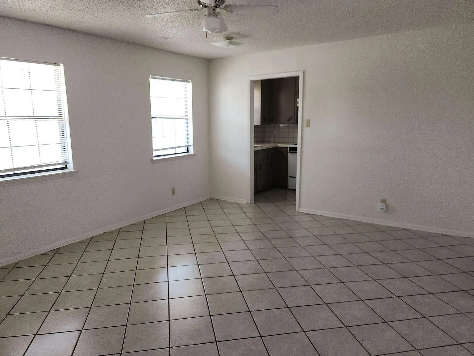 105 E Cardinal Ln — Photo 4