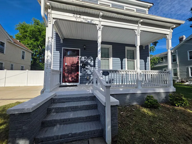 212 Elm Ave — Photo 3