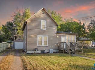 612 W 1st Ave, Lennox, SD 57039