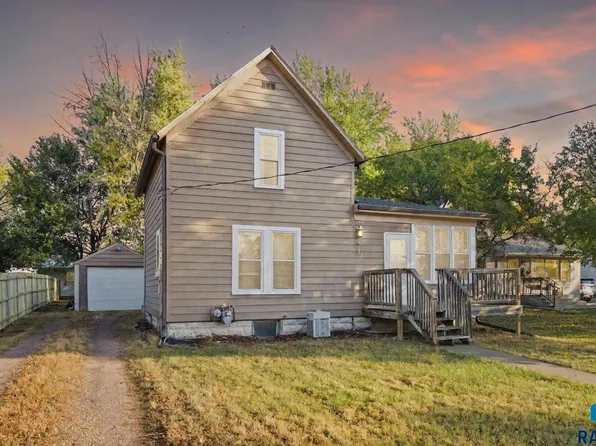 612 W 1st Ave, Lennox, SD 57039