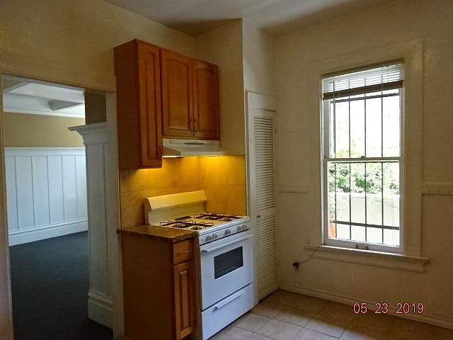 1st image of 1025 Oak St