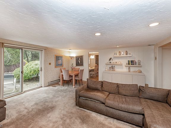 5th image of 19 Tanglewood Dr